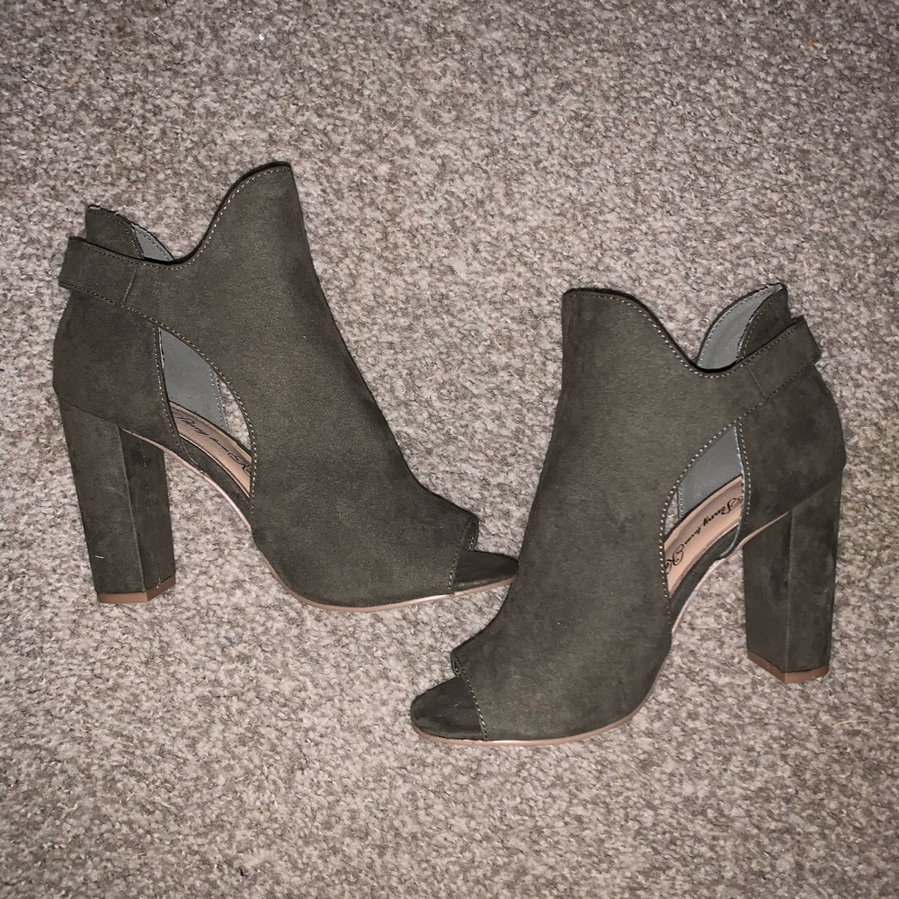 🌟 SOLD 🌟 Peep toe heels